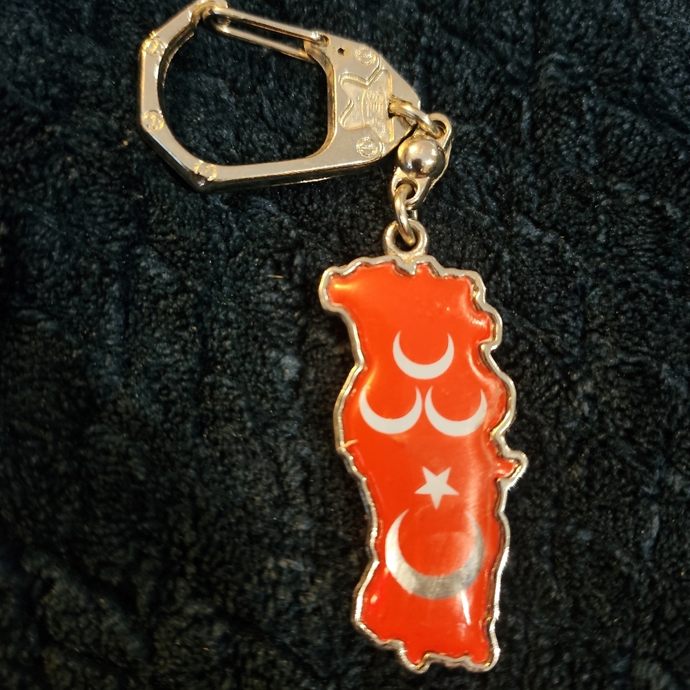 Türkiye (Turkey) map keychain, featuring the distinctive crescent moon and star